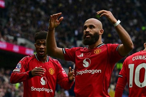 Manchester United unggul lebih dulu lewat gol Joshua Zirkzee pada menit ke-27. Wolves kemudian menyamakan kedudukan melalui sundulan Ladislav Krejci pada menit ke-45. (AP Photo/Dave Thompson)