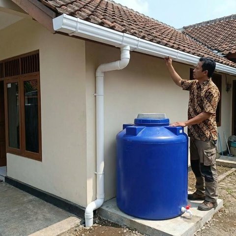 Pemasangan Alat First Flush Diverter merupakan salah satu cara menampung air hujan yang aman untuk keperluan rumah (Gemini AI)