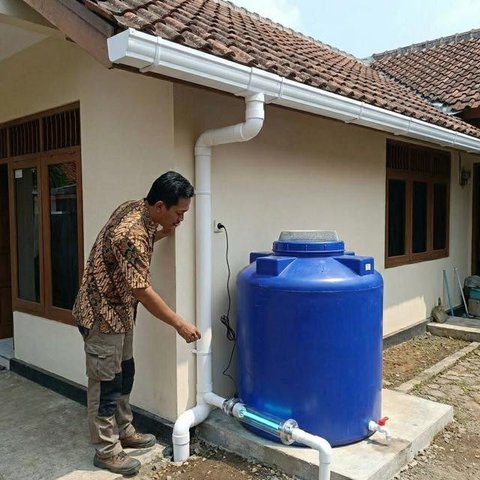 Pemasangan Alat First Flush Diverter merupakan salah satu cara menampung air hujan yang aman untuk keperluan rumah (Gemini AI)