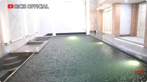 Potret Kolam Renang di Rumah Baru Ria Ricis (sumber: instagram/riaricis1795)