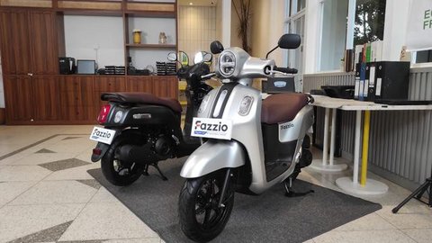 Pakai motor matic juga bisa lebih keren dan macho lho, ini buktinya!