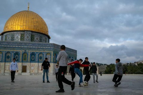 Isra Miraj Tanggal Merah atau Tidak? Ilustrasi kalender 2026. (Foto: Gemini)