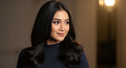 Model Rambut Panjang Curly Bawah yang Natural (Foto: Gemini AI)