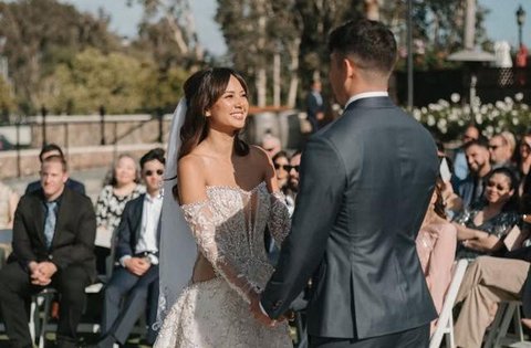 Potret bahagia Aurelie Moeremans bersama keluarga inti. (dok. Tangkapan layar Instagram @aurelie/https://www.instagram.com/p/DTeJRCaDxew/?img_index=3&igsh=MTdlenB0Zjh2OWo4aw==/Salsa Nur Fadil