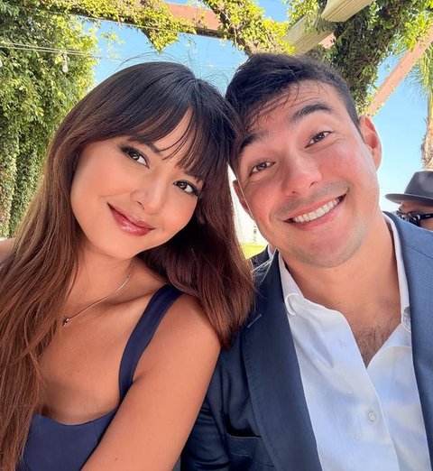 Potret bahagia Aurelie Moeremans bersama keluarga inti. (dok. Tangkapan layar Instagram @aurelie/https://www.instagram.com/p/DTeJRCaDxew/?img_index=3&igsh=MTdlenB0Zjh2OWo4aw==/Salsa Nur Fadil