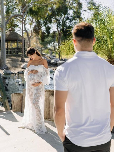 Potret bahagia Aurelie Moeremans bersama keluarga inti. (dok. Tangkapan layar Instagram @aurelie/https://www.instagram.com/p/DTeJRCaDxew/?img_index=3&igsh=MTdlenB0Zjh2OWo4aw==/Salsa Nur Fadil