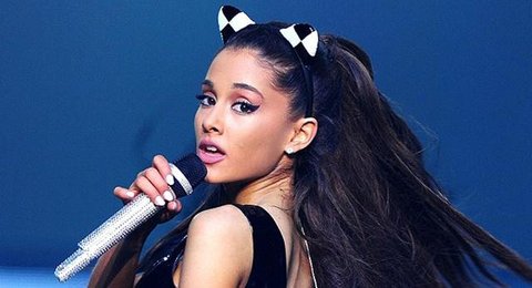 Ariana Grande tampil memukau dengan gaun kupu-kupu bak princess. [@robertwun]