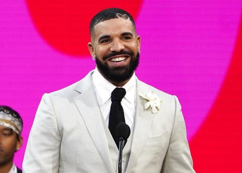 Ariana Grande tampil memukau dengan gaun kupu-kupu bak princess. [@robertwun]