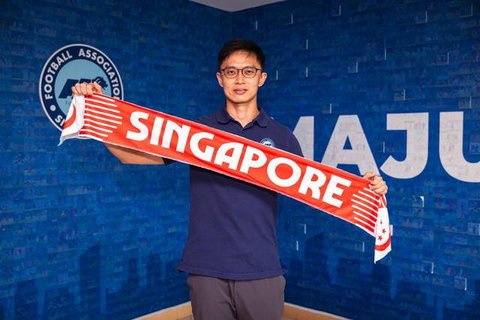 Pelatih Timnas Singapura, Gavin Lee menyapa awak media dalam acara pengundian ASEAN Championship 2026 di Studio RCTI Plus, Jakarta, Kamis (15/1/2026). (Bola.com/Nur Iman Ali).