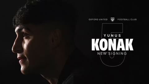 Gelandang Brentford, Yunus Emre Konak (kiri), berebut bola dengan penyerang asal Inggris Bournemouth bernomor 21, Daniel Jebbison, dalam pertandingan sepak bola Liga Inggris antara Bournemout