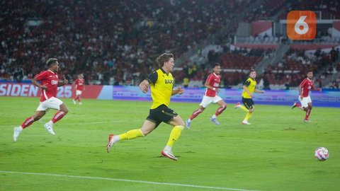 Pemain Korea Selatan Jeon Jin-woo (kiri) berebut bola dengan pemain Kuwait Ahmad Zanki (kanan) dalam pertandingan sepak bola Kualifikasi Piala Dunia 2026 zona Asia Grup B antara Korea Selatan