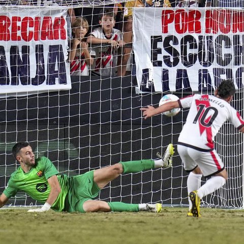Kiper Barcelona, Joan Garcia, melakukan lima penyelamatan saat timnya bersua Villarreal pada laga pekan ke-17 La Liga di Estadio de la Ceramica, Minggu (21/12/2025) malam WIB. Berkat kontribu