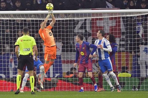 Kiper Barcelona, Joan Garcia, melakukan lima penyelamatan saat timnya bersua Villarreal pada laga pekan ke-17 La Liga di Estadio de la Ceramica, Minggu (21/12/2025) malam WIB. Berkat kontribu
