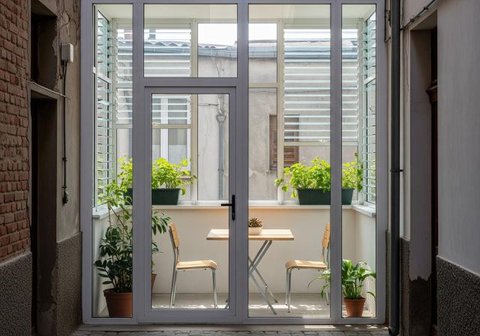 Model Teras Rumah Tertutup tapi Tidak Pengap (AI)