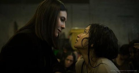 Sebagai pemain merangkap produser film Malam 3 Yasinan, Wulan Guritno ceritakan serunya berburu lokasi syuting yang pas hingga dapat rumah plus kuburan.