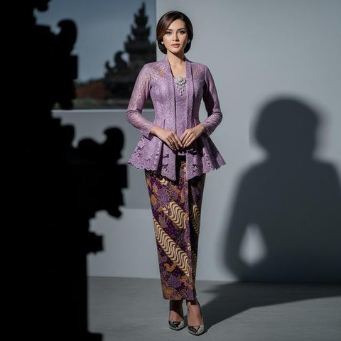 Model Kebaya Soft Ungu Terbaru 2026/Instagram/@louisedaniellaa