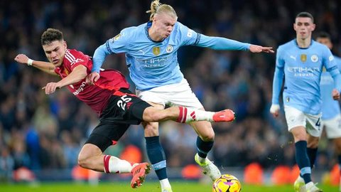 Hal itu disampaikan MU di laman resmi klub pada Rabu (14/1/2026) dini hari WIB. Tampak dalam foto, Michael Carrick saat masih menjadi pelatih sementara Manchester United melihat arlojinya sel
