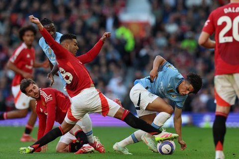 Hal itu disampaikan MU di laman resmi klub pada Rabu (14/1/2026) dini hari WIB. Tampak dalam foto, Michael Carrick saat masih menjadi pelatih sementara Manchester United melihat arlojinya sel