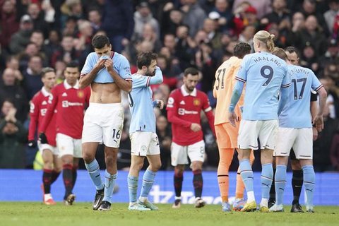 Hal itu disampaikan MU di laman resmi klub pada Rabu (14/1/2026) dini hari WIB. Tampak dalam foto, Michael Carrick saat masih menjadi pelatih sementara Manchester United melihat arlojinya sel
