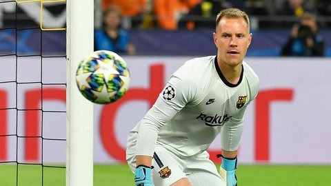 Marc-Andre ter Stegen menendang bola selama pertandingan Copa del Rey antara CD Guadalajara vs Barcelona, 16 Desember 2025. (AP Photo/Rudy Garcia)
