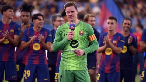Marc-Andre ter Stegen menendang bola selama pertandingan Copa del Rey antara CD Guadalajara vs Barcelona, 16 Desember 2025. (AP Photo/Rudy Garcia)