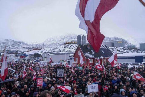 Sikap Trump memicu reaksi keras dari Eropa, termasuk langkah Denmark yang meminta dukungan militer sekutu NATO untuk memperkuat Greenland. Tampak dalam foto, warga berdemonstrasi menentang ke