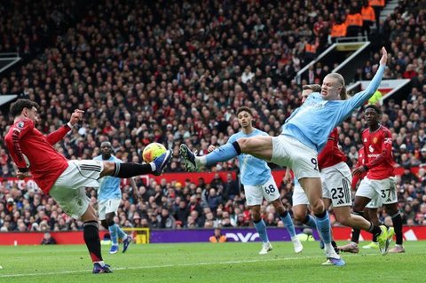 Gelandang Manchester United, Bruno Fernandes (nomor 8), berduel dengan penyerang Manchester City, Erling Haaland (nomor 9), dalam laga di Old Trafford, Manchester, Sabtu (17/1/2026). (Darren Staples / AFP)