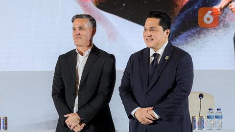 John Herdman menggantikan posisi Patrick Kluivert yang hengkang bersama jajarannya pada Oktober 2025, selepas gagal membawa skuad Garuda lolos Piala Dunia 2026. Tampak dalam foto, pelatih kep