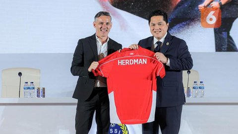 John Herdman menggantikan posisi Patrick Kluivert yang hengkang bersama jajarannya pada Oktober 2025, selepas gagal membawa skuad Garuda lolos Piala Dunia 2026. Tampak dalam foto, pelatih kep