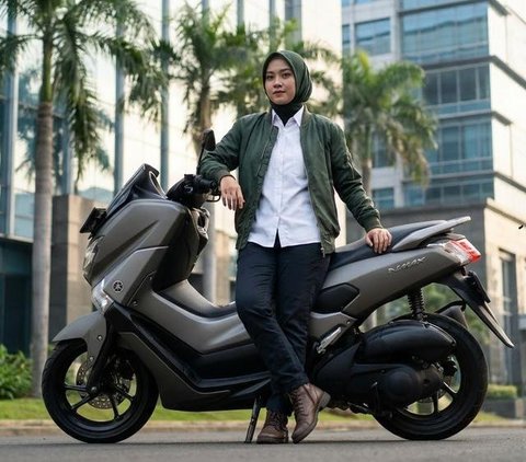 Outfit Kantor yang Tetap Rapi Meski Naik Motor (Foto: AI)