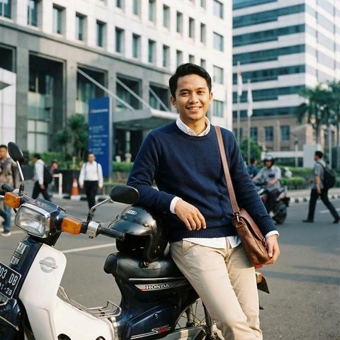 Outfit Kantor yang Tetap Rapi Meski Naik Motor (Foto: AI)