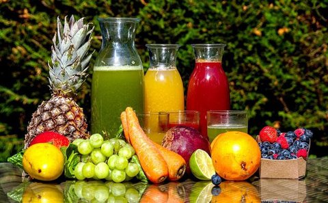 Ilustrasi Kombinasi Buah Cold Pressed Juice / by freepik