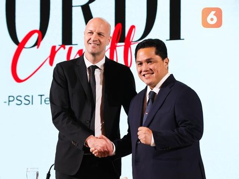 Jordi Cruyff (kiri) bersama Erick Thohir (kiri) dalam acara perkenalan dirinya sebagai penasihat teknik PSSI di Hotel Mulia Senayan, Jakarta, Selasa (11/3/2025) sore. (