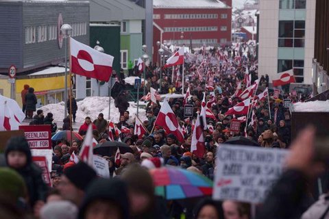 Warga berdemonstrasi menentang kebijakan Presiden Amerika Serikat (AS), Donald Trump, terhadap Greenland di depan konsulat AS di Nuuk, Sabtu 17 Januari 2026. Rencana Presiden Amerika Serikat