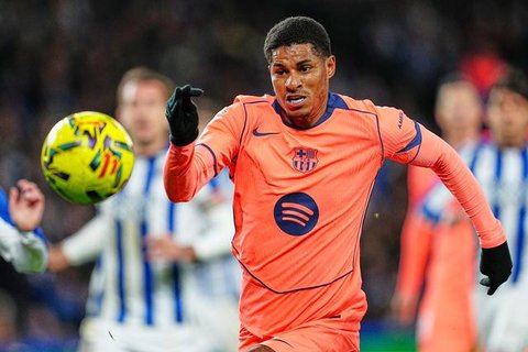 Marcus Rashford dari Barcelona beraksi dalam pertandingan sepak bola La Liga Spanyol antara Real Sociedad dan Barcelona di San Sebastian, Spanyol, Minggu, 18 Januari 2026. (AP Photo/Miguel Oses)
