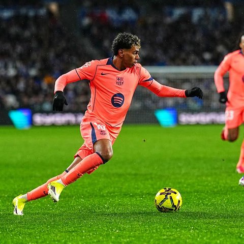 Pemain Barcelona Lamine Yamal (kiri) beraksi pada laga La Liga/Liga Spanyol antara Real Sociedad vs Barcelona di San Sebastian, Spanyol, Minggu, 18 Januari 2026. (AP Photo/Miguel Oses)