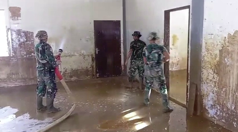 Anggota TNI Turun Tangan Membersihkan Lumpur. (istimewa)