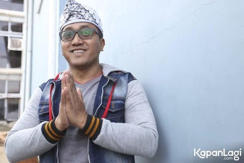 Suami mendiang Lina Jubaedah, Teddy Pardiyana mendatangi Mapolrestabes Bandung, Jumat (10/1/2020). (Liputan6.com/Huyogo Simbolon)