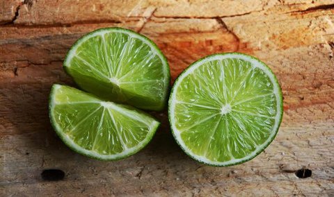Bingung bagaimana cara menghilangkan bau bawang yang melekat di tangan? Simak cara sederhana di bawah ini.