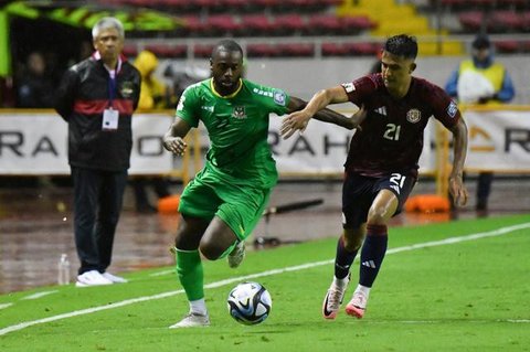 Para pemain St. Kitts dan Nevis berpose untuk foto bersama sebelum pertandingan kualifikasi Piala Dunia FIFA 2026 zona CONCACAF antara Kosta Rika dan St. Kitts dan Nevis di Stadion Nasional,