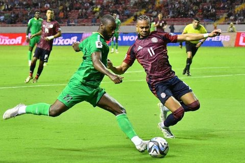 Para pemain St. Kitts dan Nevis berpose untuk foto bersama sebelum pertandingan kualifikasi Piala Dunia FIFA 2026 zona CONCACAF antara Kosta Rika dan St. Kitts dan Nevis di Stadion Nasional,