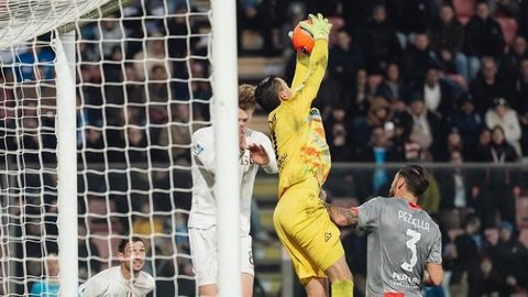 Selebrasi kiper Cremonese asal Indonesia, Emil Audero Mulyadi usai melakukan penyelamatan saat menjamu Hellas Verona dalam lanjutan Serie A 2025/2026, Selasa (20/1/2026) dini hari WIB, (Insta