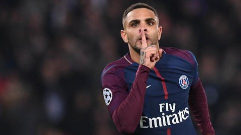 Pemain Paris Saint-Germain (PSG), Layvin Kurzawa, berebut bola dengan pemain Renners, Sehrou Guirassy, pada laga Liga Prancis di Stadion Parc des Princes, Sabtu (7/11/2020). PSG menang dengan