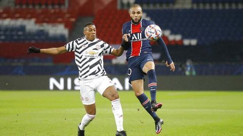 Pemain Paris Saint-Germain (PSG), Layvin Kurzawa, berebut bola dengan pemain Renners, Sehrou Guirassy, pada laga Liga Prancis di Stadion Parc des Princes, Sabtu (7/11/2020). PSG menang dengan