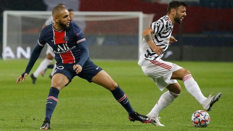 Pemain Paris Saint-Germain (PSG), Layvin Kurzawa, berebut bola dengan pemain Renners, Sehrou Guirassy, pada laga Liga Prancis di Stadion Parc des Princes, Sabtu (7/11/2020). PSG menang dengan