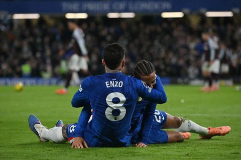 Gelandang Chelsea, Enzo Fern&aacute;ndez (kiri), merayakan gol bersama Joao Pedro (kanan) setelah sang penyerang mencetak gol pertama tim dalam pertandingan sepak bola Liga Inggris (Premier League) antara Chelsea dan Aston Villa di Stamford Bridge, London, pada 27 Desember 2025. (Glyn KIRK / AFP)