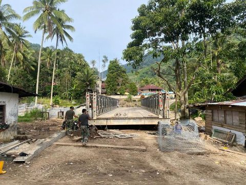 Pembangunan jembatan Armco juga berlangsung di Desa Alur Pinang, Kecamatan Peunaron, Kabupaten Aceh Timur. Proses pengerjaan jembatan ini melibatkan gotong royong antara warga dan personel TN