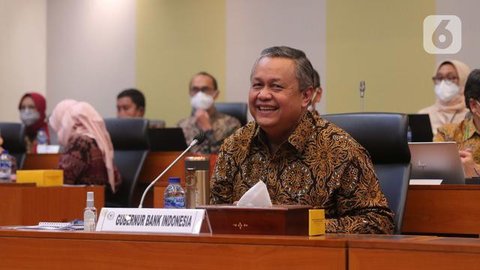 Gubernur Bank Indonesia (BI), Perry Warjiyo saat jumpa pers di Gedung BI, Jakarta, Jumat (29/06). Pada Rapat Dewan Gubernur BI suku bunga Deposit Facility (DF) juga naik 50 bps menjadi 4,50%,