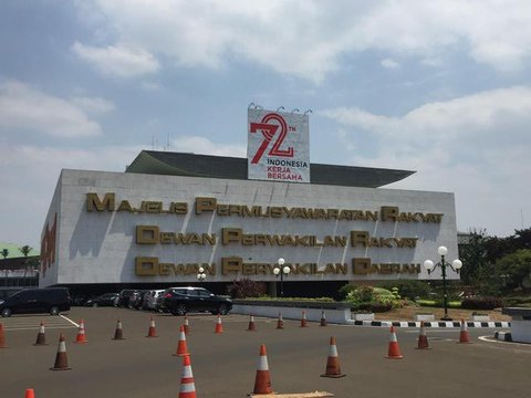 Gubernur Bank Indonesia (BI), Perry Warjiyo saat jumpa pers di Gedung BI, Jakarta, Jumat (29/06). Pada Rapat Dewan Gubernur BI suku bunga Deposit Facility (DF) juga naik 50 bps menjadi 4,50%,