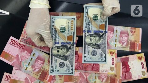 Petugas menghitung uang pecahan US$100 di pusat penukaran uang, Jakarta, , Rabu (12/8/2015). Reshuffle kabinet pemerintahan Jokowi-JK, nilai Rupiah terahadap Dollar AS hingga siang ini menemb
